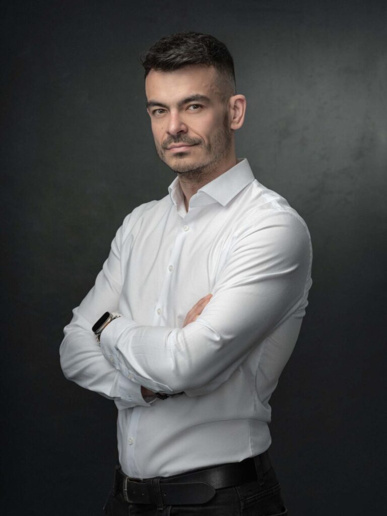 Biznis portrét mladého muža na tmavom pozadí