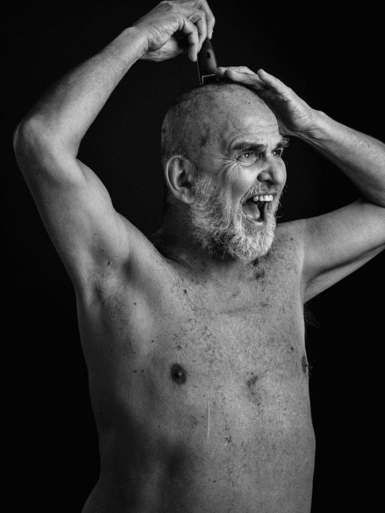Dokumentárny fotografický projekt Borisa Németha o Danielovi Pastirčákovi, kazateľovi, spisovateľovi a mysliteľovi. Portréty vznikli v roku 2021 pri príprave knihy Zaskočený večnosťou.