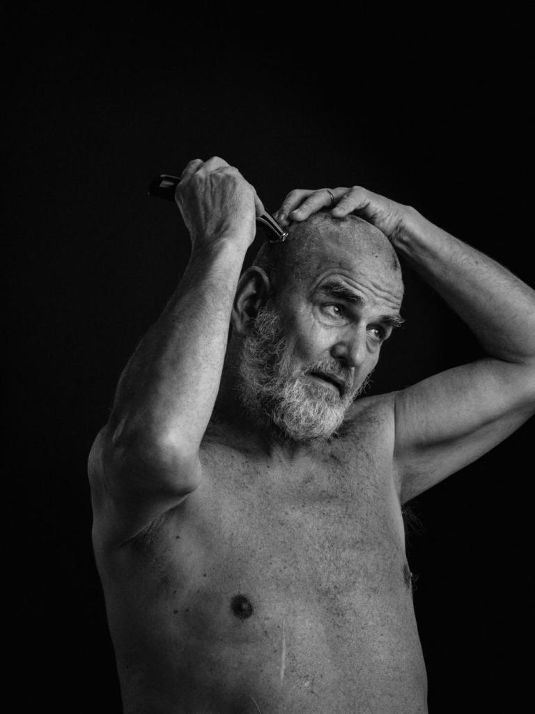 Dokumentárny fotografický projekt Borisa Németha o Danielovi Pastirčákovi, kazateľovi, spisovateľovi a mysliteľovi. Portréty vznikli v roku 2021 pri príprave knihy Zaskočený večnosťou.