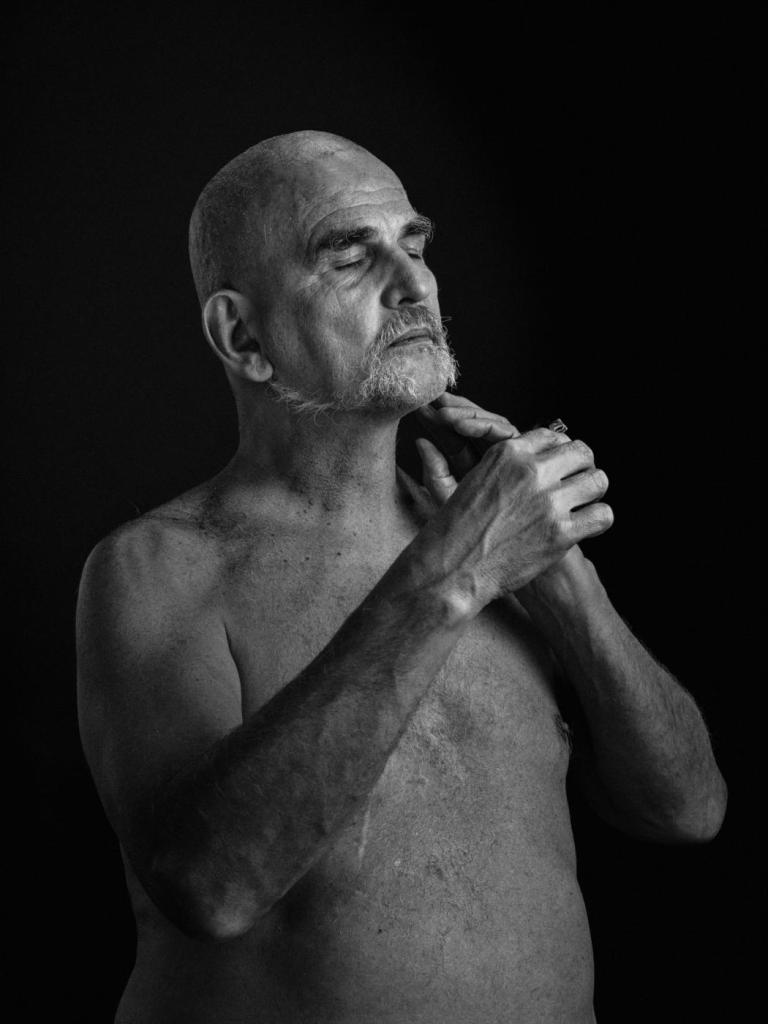 Dokumentárny fotografický projekt Borisa Németha o Danielovi Pastirčákovi, kazateľovi, spisovateľovi a mysliteľovi. Portréty vznikli v roku 2021 pri príprave knihy Zaskočený večnosťou.