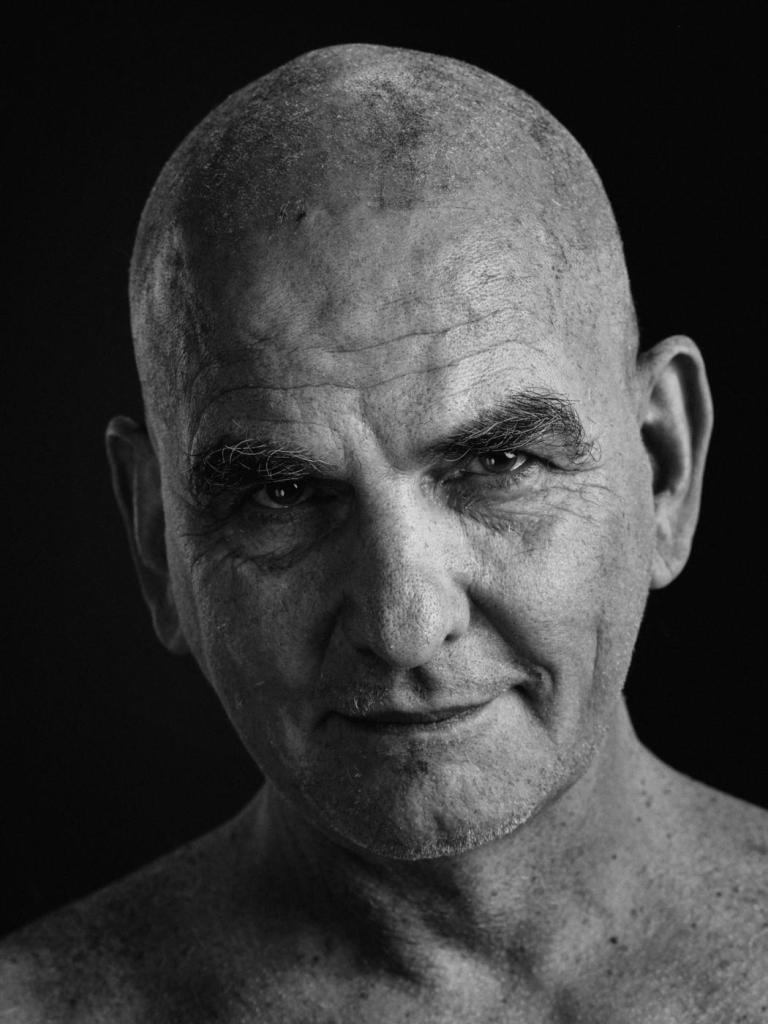Dokumentárny fotografický projekt Borisa Németha o Danielovi Pastirčákovi, kazateľovi, spisovateľovi a mysliteľovi. Portréty vznikli v roku 2021 pri príprave knihy Zaskočený večnosťou.