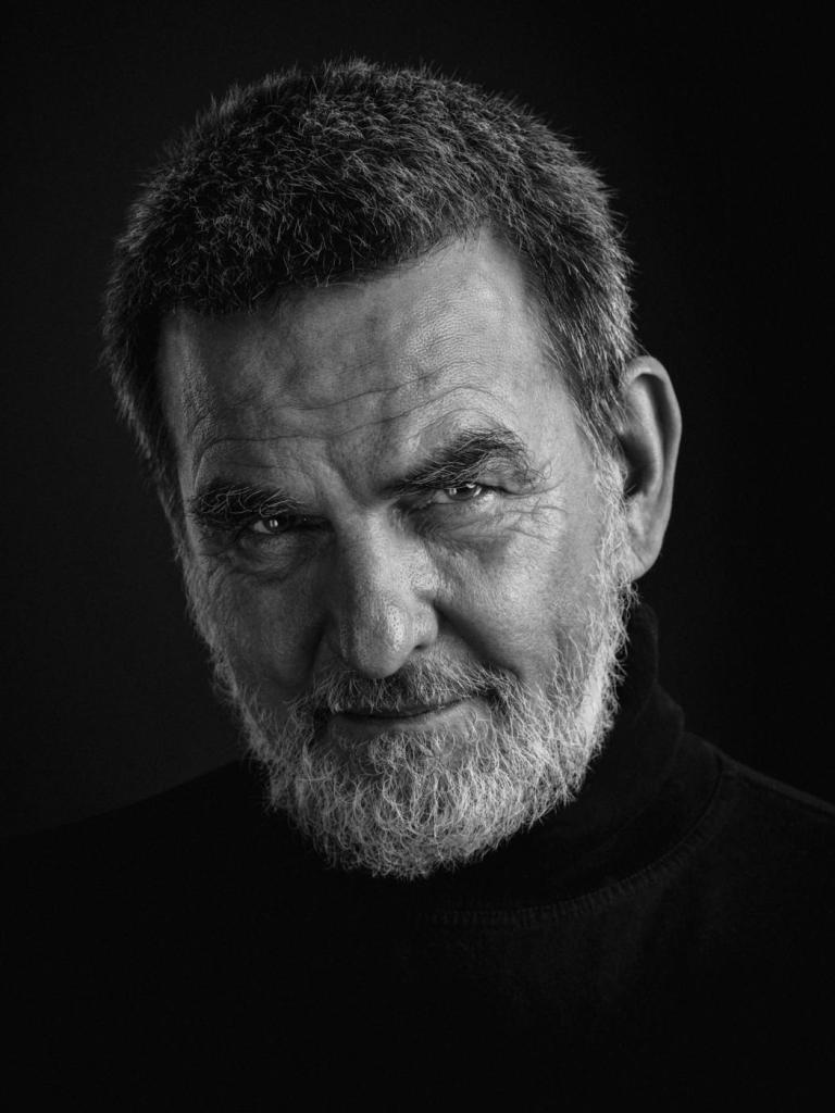 Dokumentárny fotografický projekt Borisa Németha o Danielovi Pastirčákovi, kazateľovi, spisovateľovi a mysliteľovi. Portréty vznikli v roku 2021 pri príprave knihy Zaskočený večnosťou.